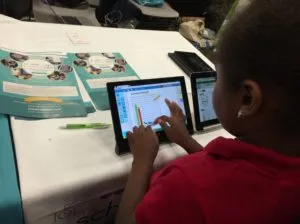スクールタクト操作する子ども